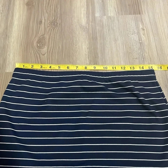 Max Studio Womens striped Skirt Size M Navy White Casual Stretch Nautical - Picture 4 of 10